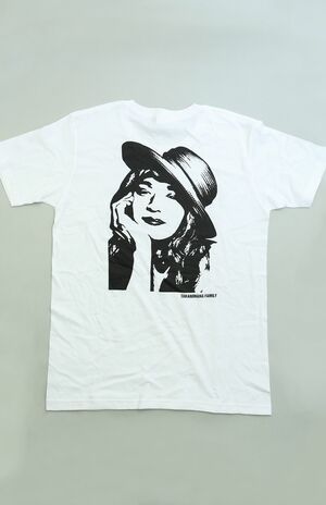 誰もが目を引く、背中に大きく貴乃花の女装姿がプリントされたTシャツ