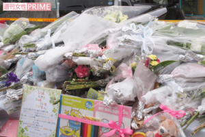 自宅に隣接する広場に設けられた献花台。訪れた友達や近所の住民は手を合わせて肩を震わせた