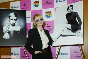 ツイッギーは'60年代～'70年代に一世を風靡したモデル。英語で「小枝」という意味を持つツイッギーはその名のとおり、ミニスカートから小枝のような長い脚をのぞかせ世の女性たちの美の基準を変えた。左右は当時の写真、中央は37年ぶりに来日したツイッギー（'04年、当時54歳）