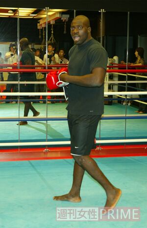 弟のアンディ・オロゴンとスパーリングをするボビー（'06年8月）