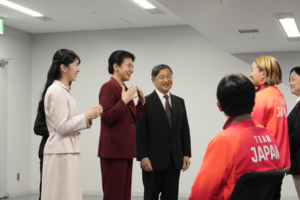 「東京2025デフリンピック」水泳競技のメダリストに手話でお祝いを伝える天皇ご一家(2025年11月25日)