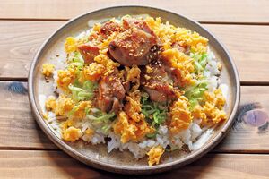 焼き鳥といり卵のちらし寿司