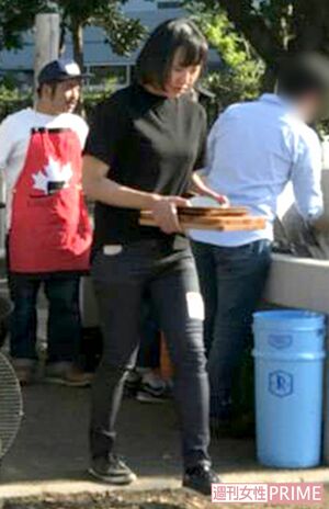 洗い場へ向かうしずちゃん。左後ろのマントル一平は、先月週刊女性が報じた千原ジュニアの花見にも参加していた