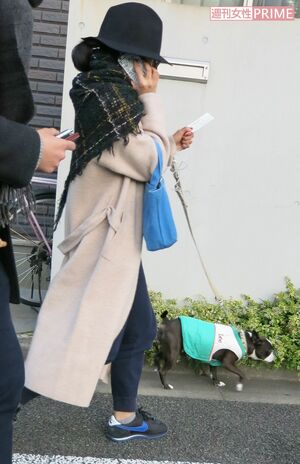 記者の名刺を受けとると、携帯を手にして電話をかけ始めた