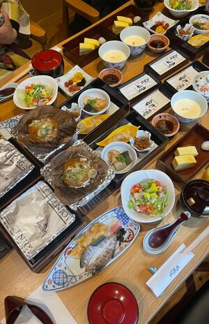 美味しいものをたくさん食べて幸せ（加藤綾菜コラムより）