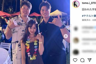 夫の高橋奎二投手、村上宗隆選手に挟まれる板野友美（公式インスタグラムより）