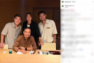 川口春奈とお揃いの時計を愛用している板倉滉(写真中央、本人のインスタグラムより)