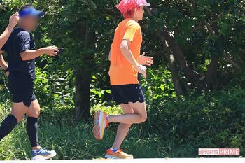 スタッフと並走する兼近。練習で鍛えたふくらはぎの筋肉は、坂本トレーナーも絶賛