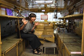 車内は狭いながら、2段ベッドや調理台も 撮影/渡邉智裕