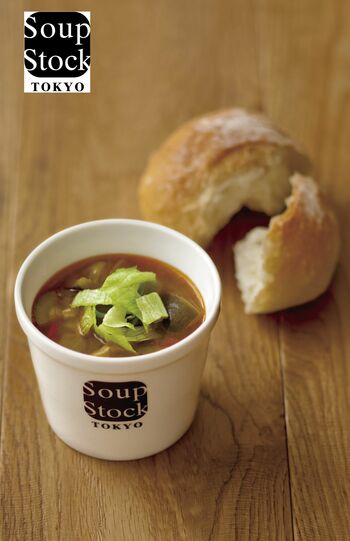 「スープストックトーキョー」レタスやトマト、ズッキーニなど8種の野菜と鶏肉のうまみがつまった一杯。セットには特製パンを。「8種の野菜と鶏肉のサラダスープ」セット690円～