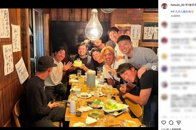 広島東洋カープのチームメイトと酒盛りする羽月隆太郎容疑者（公式インスタグラムより）