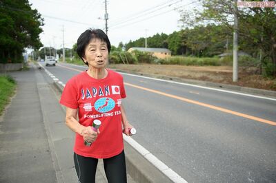 背筋がピンと伸びた後ろ姿や引き締まった身体はまさにアスリート　撮影／渡邉智裕