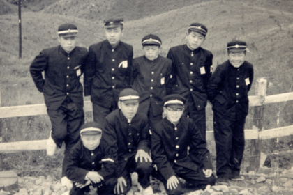 中学生時代のマギー司郎（前列右）