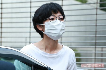 直撃取材を受ける有働由美子