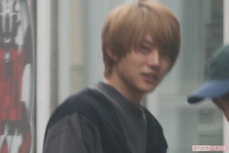 『推しの子』撮影中に休憩する櫻井海音