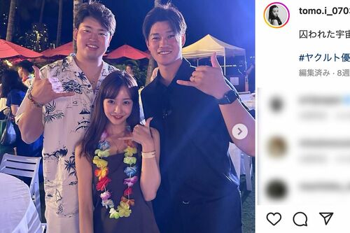 夫の高橋奎二投手、村上宗隆選手に挟まれる板野友美(公式インスタグラムより)
