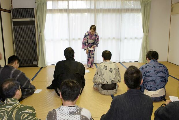 浴衣パーティーが始まる前に、男性向けに必勝法をレクチャー