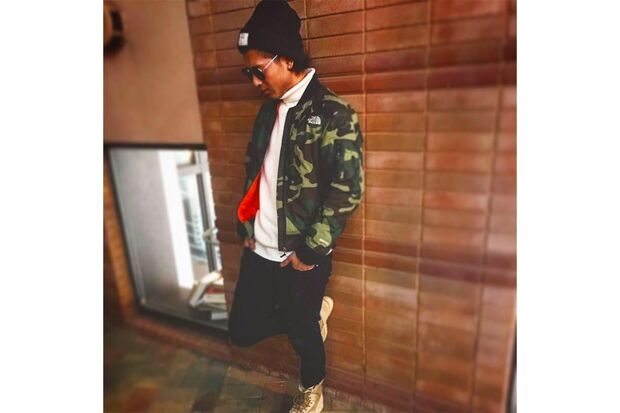 ポーズを決める浅岡容疑者（SNSより）