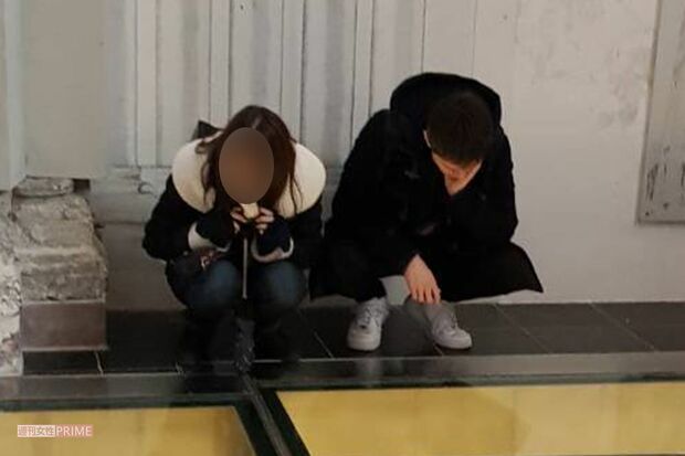 '20年2月、ベルギーの美術館で女性とデートをするウエンツ瑛士