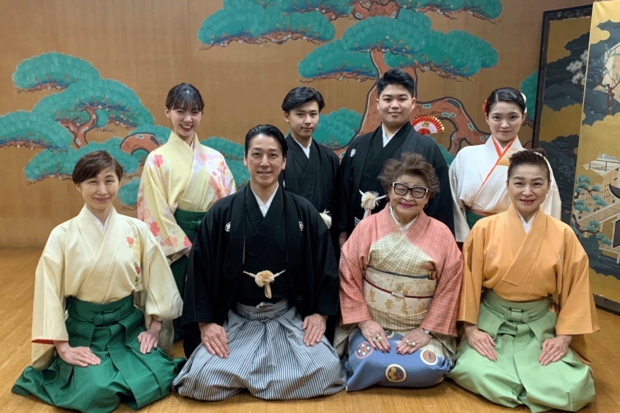 前列左より次女の三宅藤九郎、長男の元彌、節子、長女の淳子。後列左より元彌の長女・采明（あやめ）、長男・元聖（もときよ）、淳子の長男・和秀（かずひで）、長女・慶子（きょうこ）