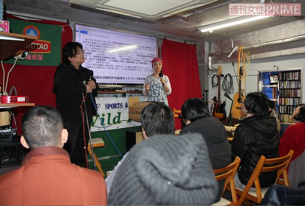 スポーツバーを貸し切った会場にはあふれんばかりの人が