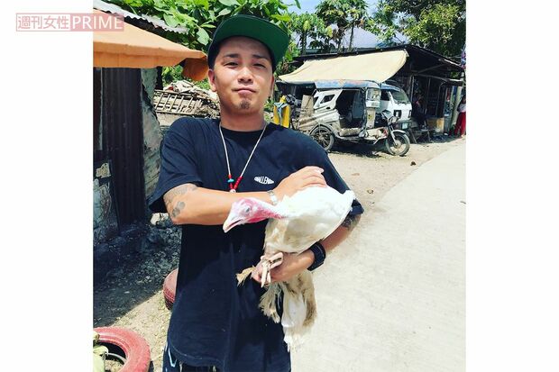 現地の友人の誕生日パーティーで大きな鶏を抱える『175R』SHOGO。自ら鶏を絞めて丸焼きに