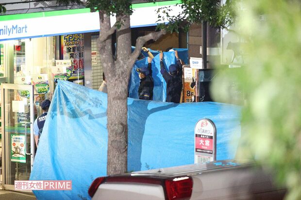 18日、午後10時50分ごろ男が警察車両に乗る時の様子。ビニールシートで隠されて顔は見えない