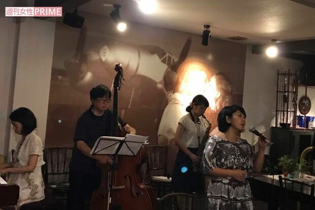 ライヴハウスで歌う廣瀬久美さん