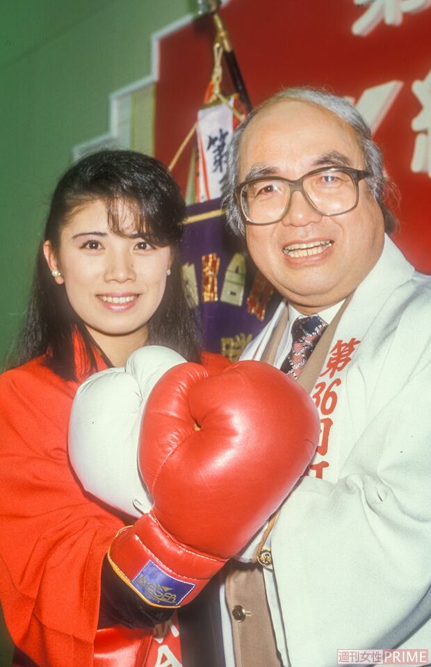 ’85年に放送された『第36回NHK紅白歌合戦』では、NHKの人気アナウンサーだった鈴木健二とともに司会を担当した　