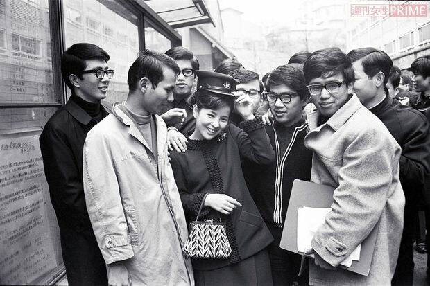 早稲田大学卒業式にて、“サユリスト”とおぼしき大勢の男子学生に囲まれた吉永小百合('69年卒業)
