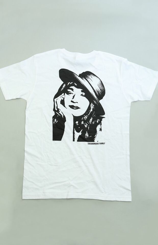 誰もが目を引く、背中に大きく貴乃花の女装姿がプリントされたTシャツ