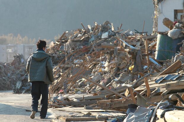 身長よりも高く、積み上げられた瓦礫の山（陸前高田市、2011年3月29日〜4月1日）