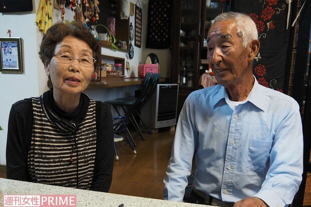 盗まれた携帯を手に事件を語る山下さん（右）と妻・由里子さん