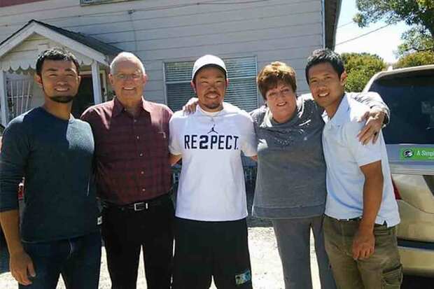 シーズン中お世話になったホストファミリーと。一番右が宮寺さん。左はチームメイトの日本人選手・安田さん。中央は「ソノマ・ストンパーズ」の日本人監督・三好貴士さん