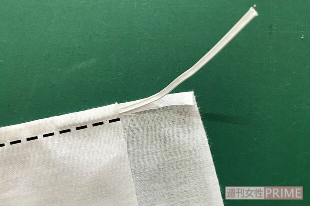 2枚の布を縫い合わせたとき、片方だけ縫い目から5mmのところ（点線）を縫ってワイヤの通り道を作ります。脇からワイヤを中央の位置まで入れたら、あとの作り方は一緒。