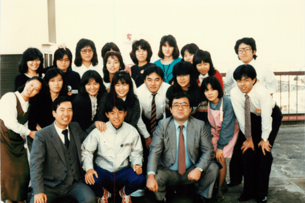 学生サークルのような自由な社風に惹かれ、リクルートに入社(前列中央)