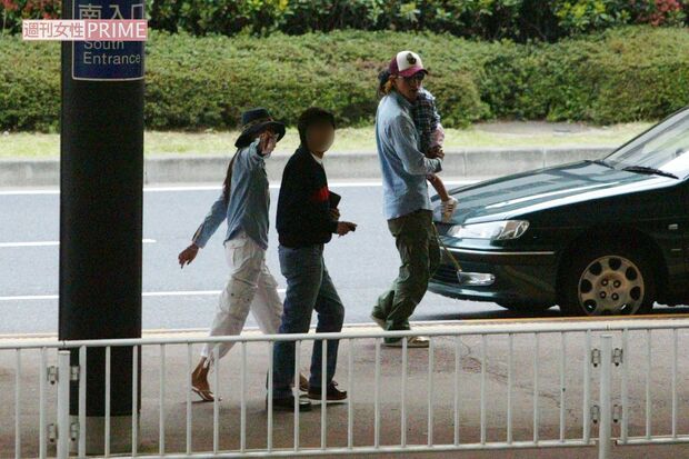 2004年4月、ハワイから帰国した木村拓哉と工藤静香。週刊女性のカメラに…