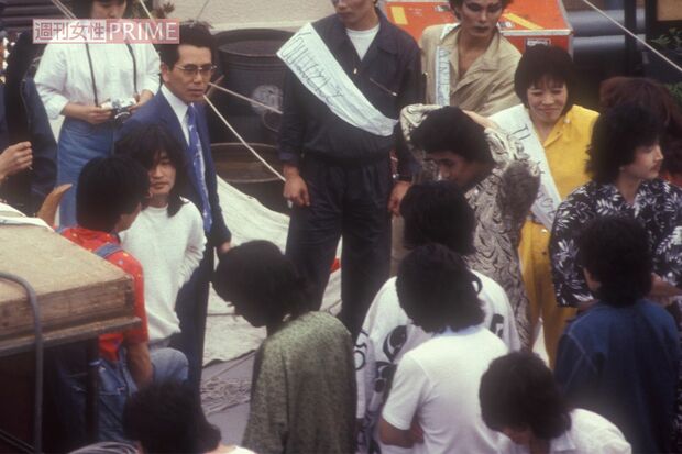 1981年、原宿で楽曲の放送禁止を抗議する桑田佳祐らサザンオールスターズ