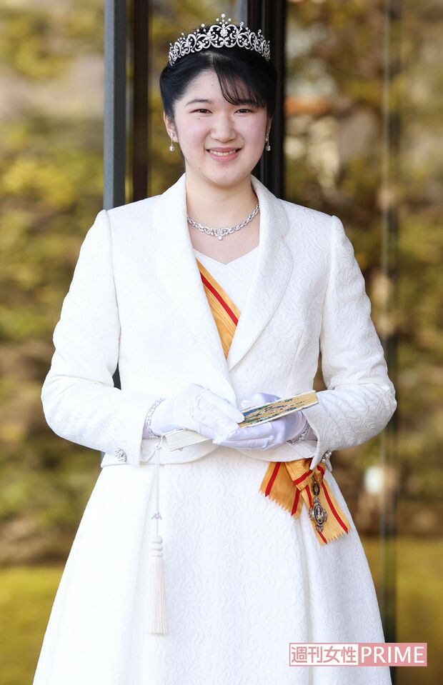 12月5日、成年行事で「ローブ・デコルテ」と呼ばれる正装のドレス姿を披露された愛子さま。黒田清子さんが所有するティアラを借用された