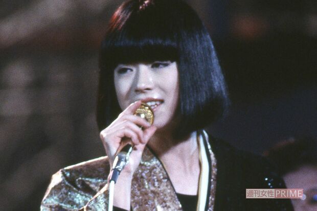 '86年、日本レコード大賞の授賞式で個性的な衣装を着て熱唱する中森明菜