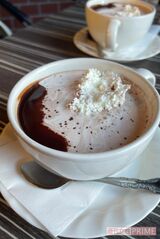 2人でほっこり温かいココアを飲んでいます