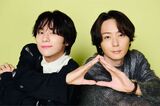 山下幸輝（左）と犬飼貴丈　撮影／山田智絵　ヘア&メイク／寺澤榛花（CONTINUE）（山下）、加藤ゆい（フリンジ）（犬飼）　スタイリスト／ダヨシ（山下）、松下洋介（犬飼）