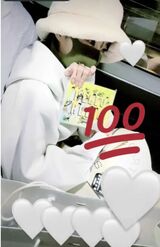 休井美郷だと思われる人物がSnowManのシングル『HELLO HELLO』を手に『しあわせすぎ さくちゃんありがとう おつかれさま』という文言も