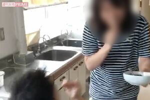 激辛カレーを手に大笑いする“女帝”（右）とX教員。別の日には目にもカレーがつけられた