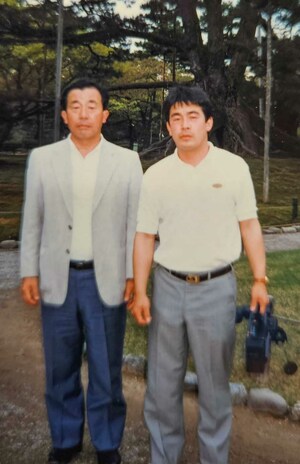 28歳当時、先代社長でもあった父・勇一さんと北陸の社員旅行にて
