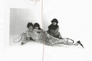 『ロエベ』の2020春夏コレクションを着てモデルを務めた太田莉菜と娘(『ロエベ・ジャパン』公式ツイッターより)