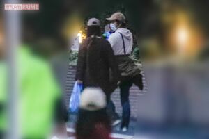 2020年11月上旬、夕方まで公園で遊んだ渡部建ら親子3人は急ぎ足で家路についた