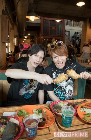 「ミゲルズ・エルドラド・キャンティーナ」に出現した、海賊たちが集う酒場で乾杯！「すっきりビアカクテルもおいしいよ！」（和田くん）。「ショーが本格的で、大感動！」（北村くん）　撮影／伊藤和幸　(c)Disney