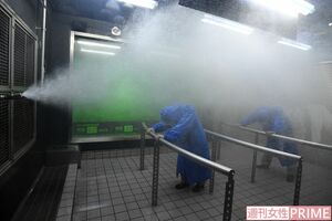 前から上から襲ってくる、雨量50mm/h、風速30m/sの暴風雨になす術もなく（小学生の体験は雨量30mm/h、風速10m/sに設定）　撮影／渡邉智裕