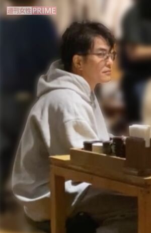 2024年1月、釣り堀居酒屋で会食中の北村一輝。終始子どもを見守っていた（目撃者提供）